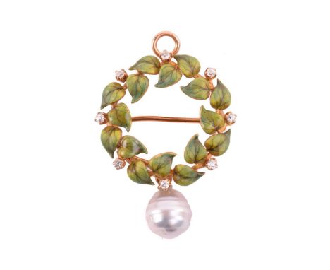 Krementz - An Early 20th-century enamel wreath brooch cum pendant, with realistically crafted ivy foliage painted with enamel