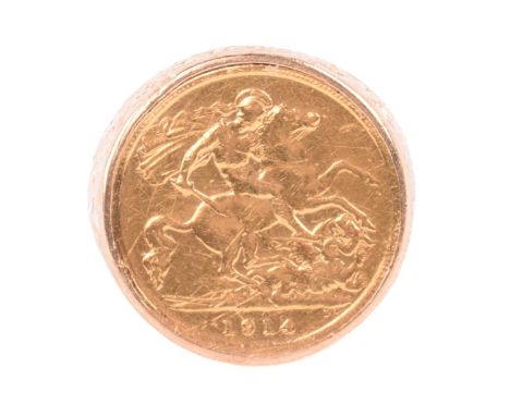 A George V half sovereign ring mounted in 9ct yellow gold, featuring a 1914 half sovereign coin, set in a mount with an engra