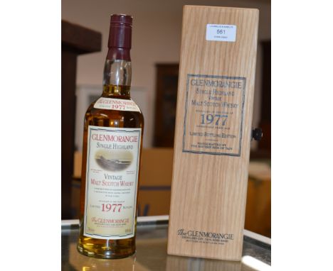 GLENMORANGIE VINTAGE 1977 LIMITED BOTTLING SINGLE HIGHLAND MALT SCOTCH WHISKY, WITH WOODEN PRESENTATION BOX - 70CL, 43% VOL  