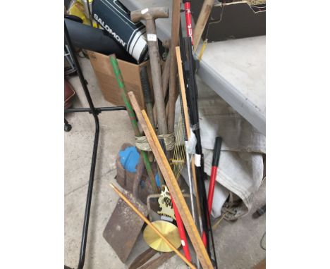 A BUNDLE OF GARDEN TOOLS AND OTHER ITEMS