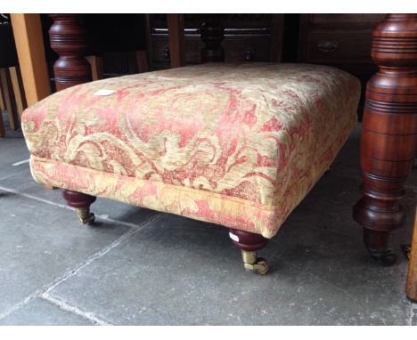 MODERN POUFFE WITH TURNED LEGS