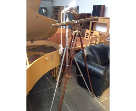 INDUSTRIAL TRIPOD METAL LAMP