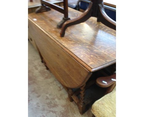 AN OAK GATE LEG TABLE