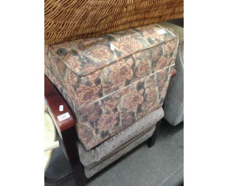 FLORAL POUFFE