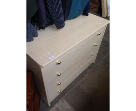 A MODERN LIGHT WOOD EFFECT CHEST OF DRAWERS