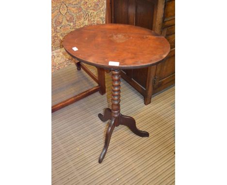 Small Victorian oval top table on bobbin turned column 72cm high