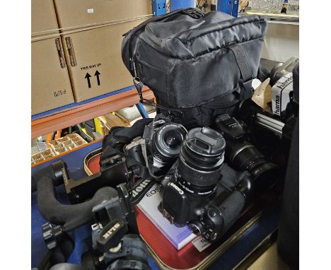 TRAY CONTAINING VARIOUS CAMERAS INCLUDING, CANON EOS 600D, FUJI FILM S5000, CANON EOS 400D DIGITAL WITH VARIOUS CAMERA STANDS