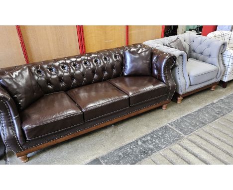MODERN CHESTERFIELD LEATHER BUTTON BACKED STYLE 3 SEATER COUCH WITH MATCHING FABRIC SINGLE CHAIR     