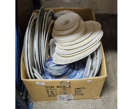 BOX CONTAINING VARIOUS SPODE COPELAND HAND PAINTED DINNER PLATES, BLUE &amp; WHITE PLATES, BLUE &amp; WHITE WILLOW PATTERN PL