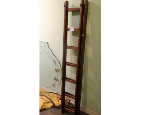 A wooden extendable ladder (183cm).