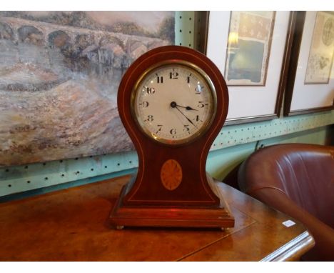 An Edwardian mahogany and inlaid mantle clock, the enamel dial bearing Arabic numerals (22cm).