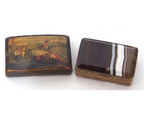 Mixed lot: small banded agate and base metal mounted pill or snuff box of hinged rectangular form together with a further sma
