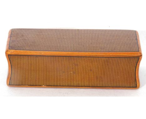 Small rectangular snuff box with hinged lid over a concave body, decorated with painted detail, 9.5cm wide
