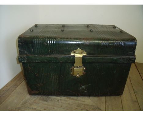 Painted vintage metal trunk with brass lock and hinged top (41cm x 62cm x 40cm)