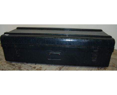 Large tin handled trunk (89cm x 39cm x 25cm)