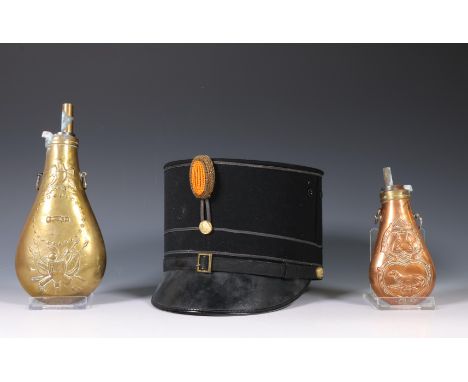 Twee koperen US army kruithoorns en officierspet Nederlandse kapitein; l. 15,5 - 22,5 cm [3]