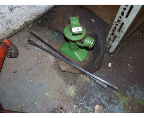 Screw pillar jack and handle.TO BE COLLECTED FROM ROSS-ON-WYE, Call for details - 01981240140.