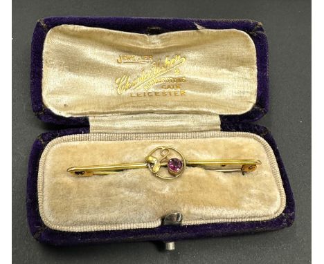 Antique boxed 9ct gold &amp; amethyst brooch  the brooch measures approx 5cm 