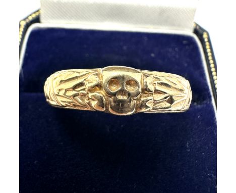 9ct gold skull detail signed ring weight 6.9g 