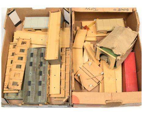 Hornby Dublo qty of buildings &amp; trackside items. To include Engine Sheds; Goods Depots; Platform Sections; Boxed Single T