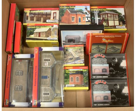 Hornby &amp; Similar a boxed group of buildings to include Bachmann 44-062 Stone Engine Shed, Hornby R9639 Great Northern Ska