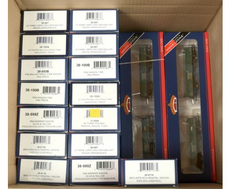 Bachmann 00 Gauge mixed group of goods wagons consisting of 38-095Z 2-pack PNA wagons Rail track weathered *2, 38-000Z RNA Ba