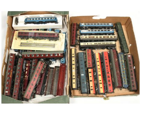 Hornby, Airfix, Lima, Kitmaster group of unboxed coaches. to include Hornby Southern corridor coach 5740; Lima Golden Arrow c