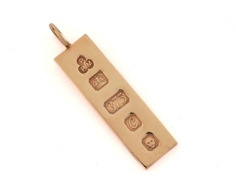 A 9ct gold ingot pendant, displaying feature marks, London hallmarked '375' with sponsor's mark 'PPM', dated 1977, overall me