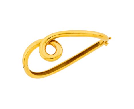 18 kt., signed Cummings, 1990, ap. 22.4 dwts. Inner cir. 6 1/2 inches. With signed pouch.Width of loop 3/4 inch. Bangle width