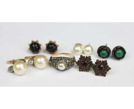 An Art Deco, French paste set dress ring, stamped '9ct', weight 3.5gms, with a selection of earrings, to include; a pair of B