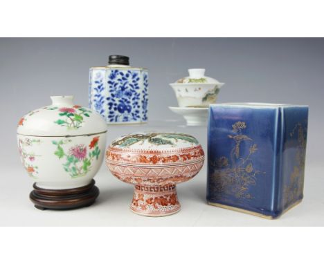 A selection of Chinese porcelain comprising; an 18th century Kangxi blue and white octagonal tea caddy with later cover, 9cm 