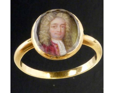 Miniature portrait ring of an 18th century gentleman in a periwig and red coat, 13 x 11mm overall, on unmarked gold shank, gr