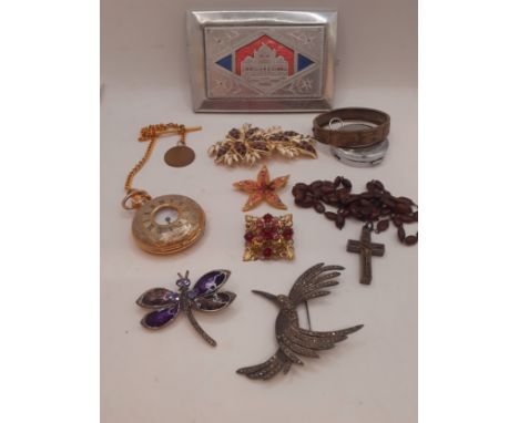 A small quantity of costume jewellery and collectables to include a gold tone pocket watch, a rosary A/F, vintage brooches to