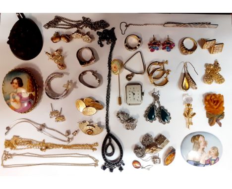 A quantity of vintage jewellery to include a pair of rolled gold cufflinks, gold tone chains, a gold tone and white crystal r
