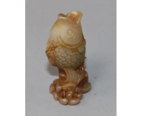 A Chinese jade fish snuff bottle