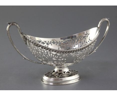An Edwardian pierced silver two handled oval dish by William Hutton & Sons, London, 1902, width 24.6cm over handles, 12.5 oz.