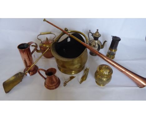 Miscellaneous Fireside Copper and Brass, including a coal scuttle and spade, a copper beer/ale tankard, kettle, jug, hunting 