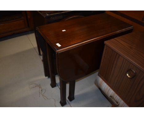 An early 20th Century mahogany gate leg dining table having fluted legs