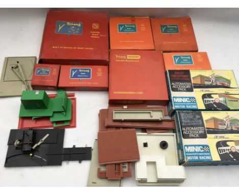 Triang Minic Motorways, a boxof including Accessory pack, Customs barrier, Frontier post, , Heliport International, M1671 Gra