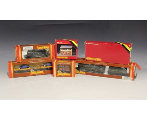 A small collection of Hornby Railways gauge OO items, including a High Speed Train Pack, a 4-6-0 locomotive no. 4930 'Hagley 