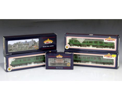 Two Bachmann Branchline gauge OO locomotives, comprising a No. 31-405 Maunsell class 4-6-0 locomotive 'Sir Walter Raleigh' an
