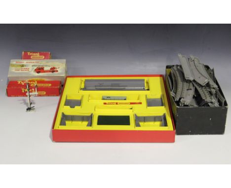 A collection of Tri-ang Railways gauge OO items, including an 0-6-0 tank locomotive, a No. R135 operating ore wagon set, an R