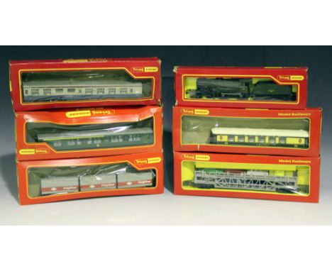 A collection of Tri-ang Hornby gauge OO items, including a Battle Space No. R.752 Turbo Car, an R.239L Red Arrow Bomb Transpo