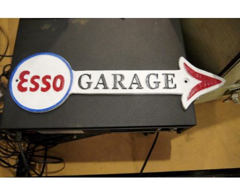 Cast iron Esso arrow sign, W: 40 cm. UK P&amp;P Group 1 (£16+VAT for the first lot and £2+VAT for subsequent lots) 