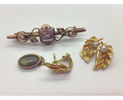 A Pair of 9ct Gold Freshwater Pearl Bead Earrings, the pearl bead four claw set within textured foliage design, to hinge bott