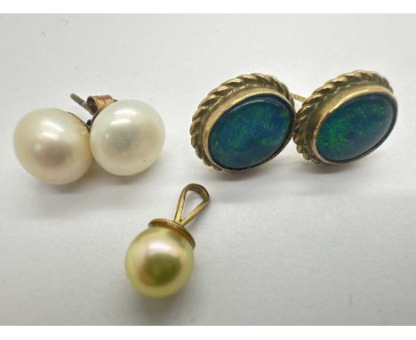 A Pair of 9ct Gold Single Stone Earstuds, the oval stone collet set within ropetwist style surround, together with a pair of 