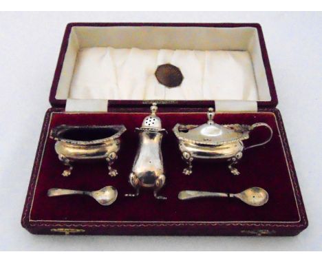 Elkington and Co. cased hallmarked silver three piece condiment set and two condiment spoons, Birmingham 1970