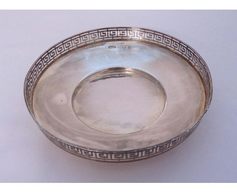 A hallmarked silver circular fruit bowl with pierced border, Birmingham 1934, approx total weight 312g, 21cm (d)