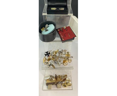 A selection of assorted vintage cufflinks 