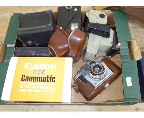 A box of assorted vintage cameras to include a Kodak brownie flash II, Agfa, Polaroid, vest pocket Kodak &amp; an Ensign E29 